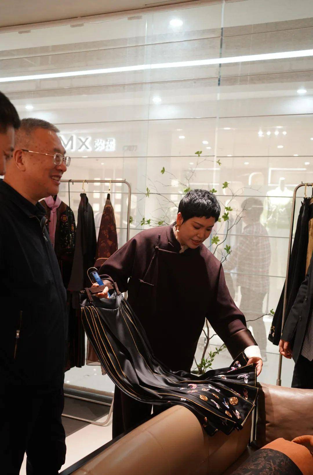 数智时尚流通万里行郑州站走进银基广场