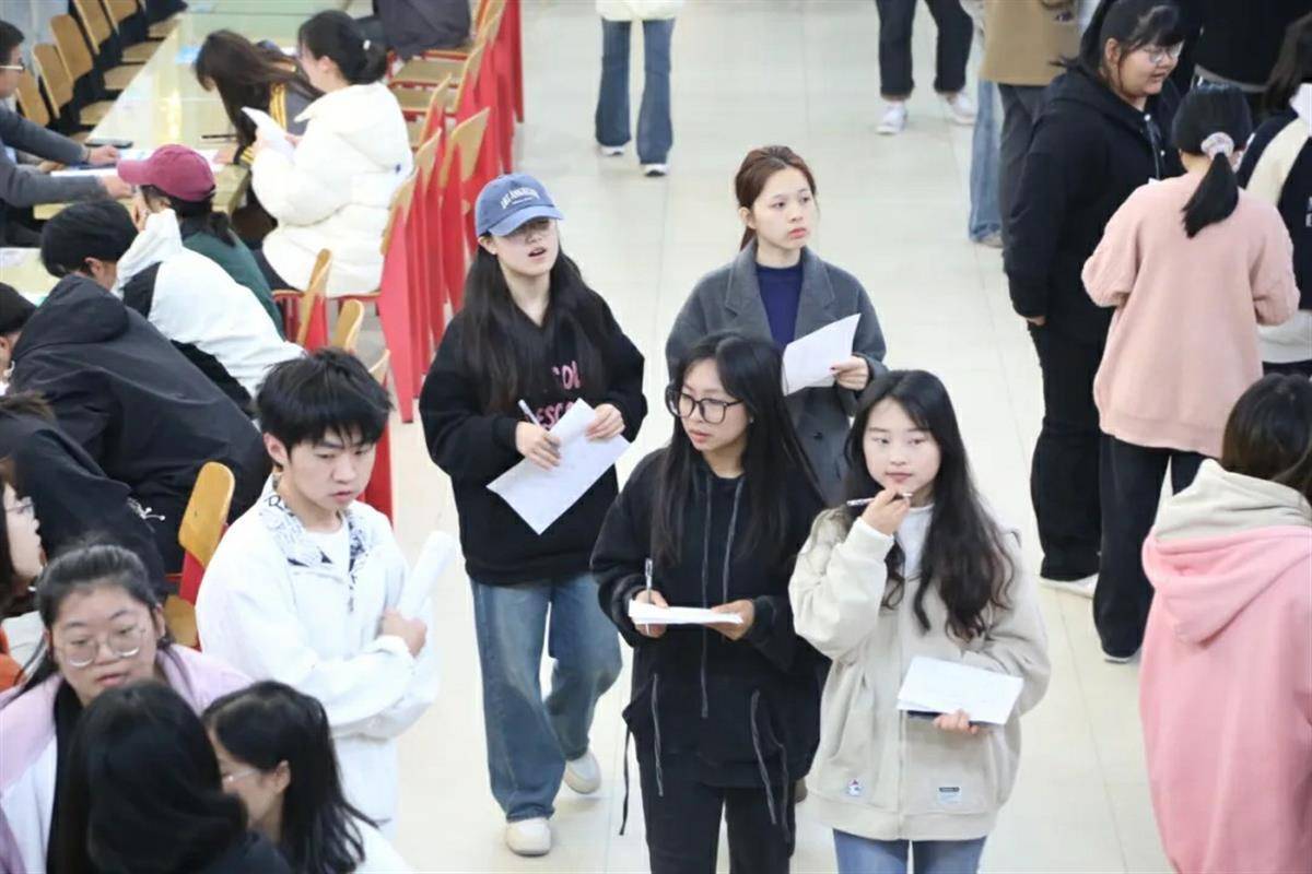 职击未来,凤舞楚天,湖北省女大学生就业荆州专场招聘会举行