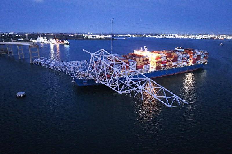 美国马里兰州大桥遭船撞击坍塌事件已致2人死亡