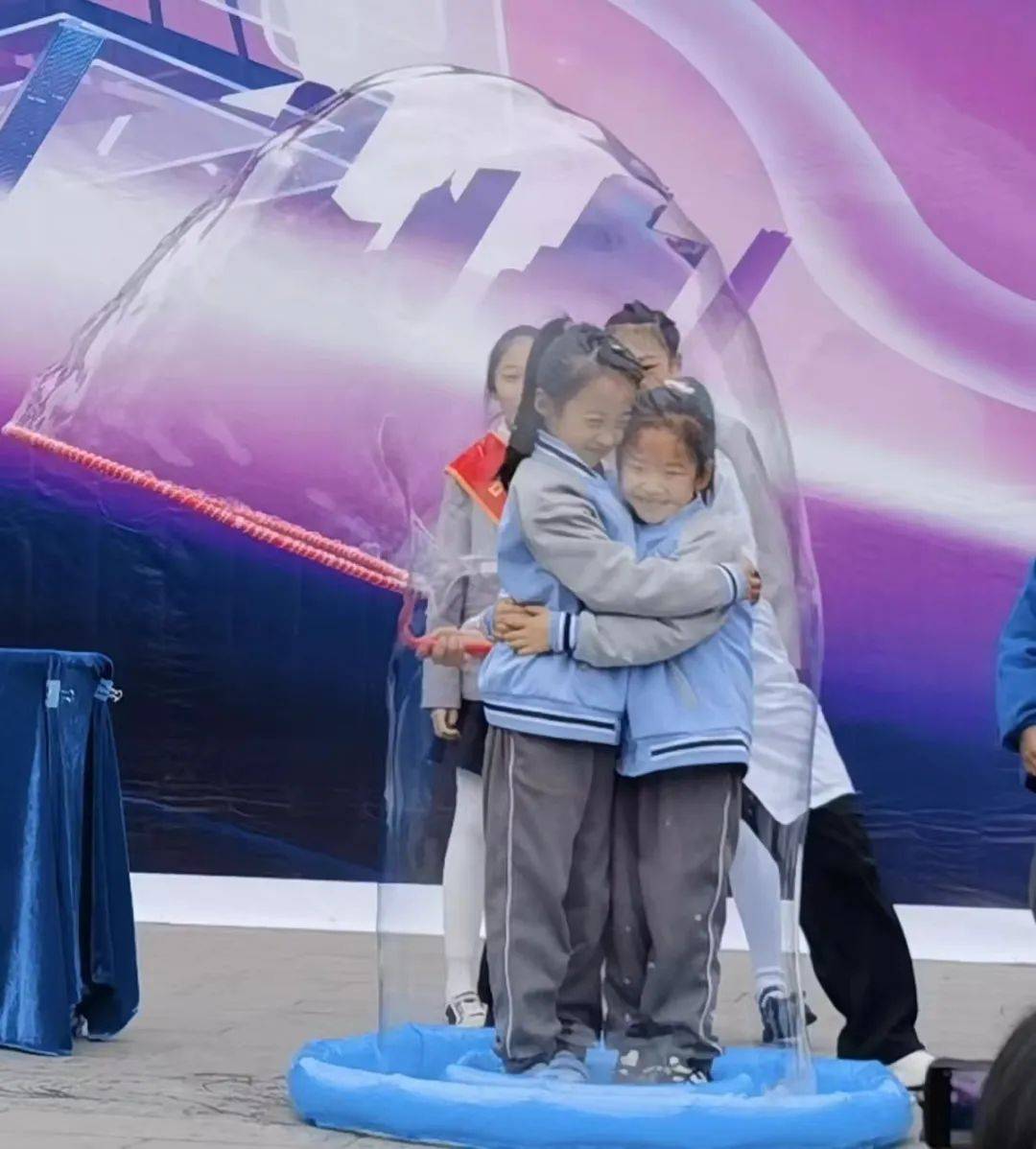 开幕式后,各年级的少先队员们在老师的带领下有序参观体验了各成员校