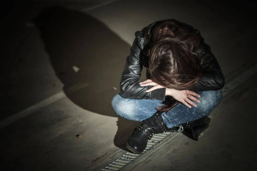 血迹斑斑!20岁女孩3个月内6次自残住院,背后原因令人心疼