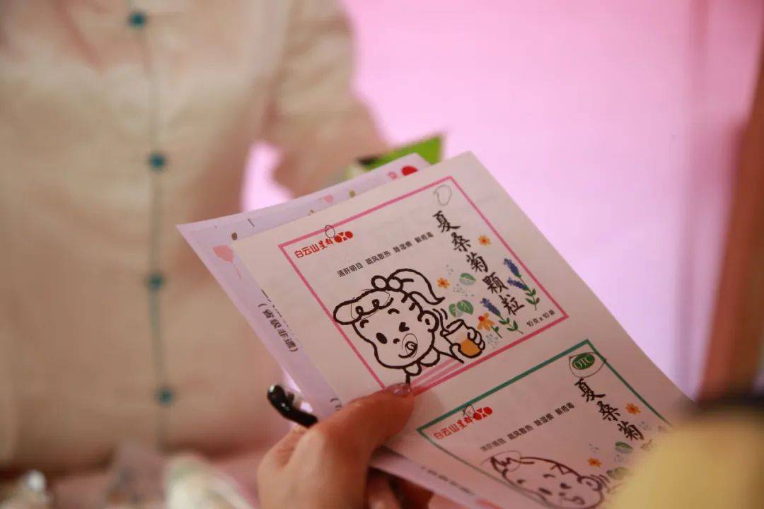 与市民游客进行技艺展示交流,现场还给大家带来了夏桑菊颗粒搓制的