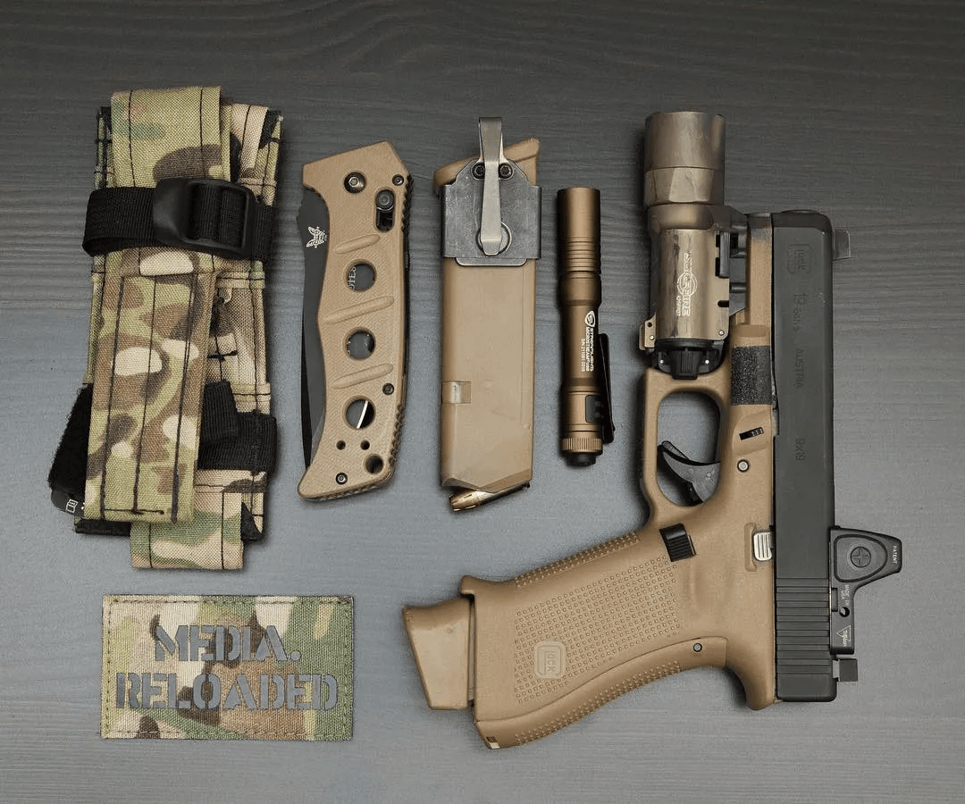 枪械摄影转轮手枪和半自动手枪二选一您选谁