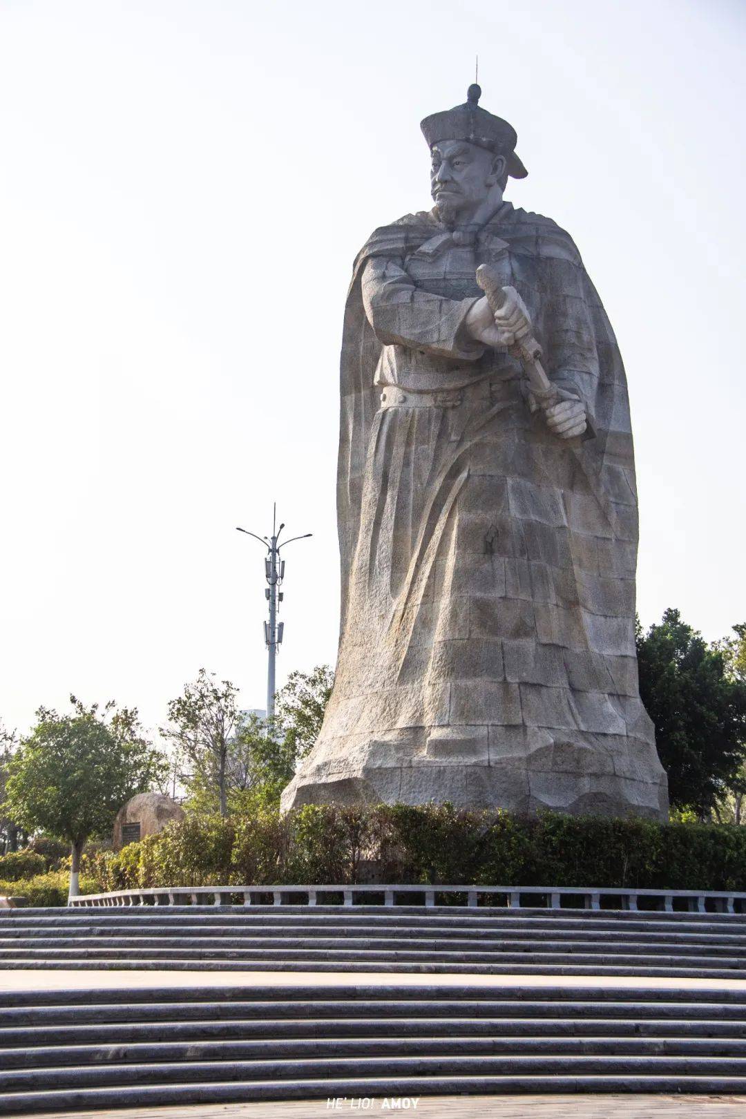 洲人赖以生存的渔舟码头,那威风凛凛立于海岸边,拔剑远望的高大石雕像