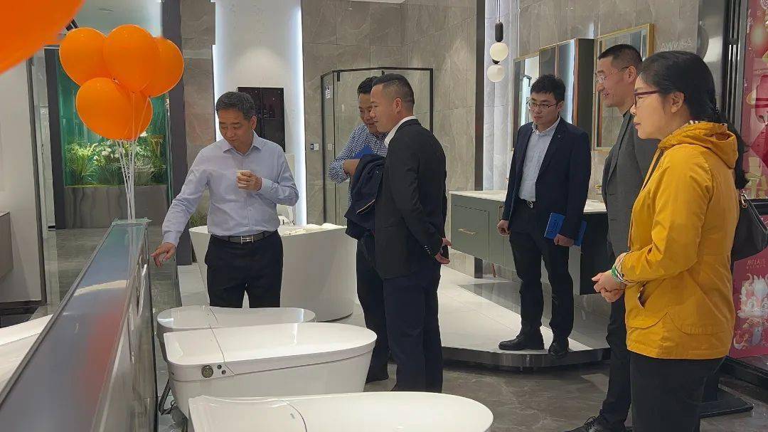 热烈欢迎箭牌家居集团董事长总经理谢岳荣集团董事副总经理霍秋洁一行