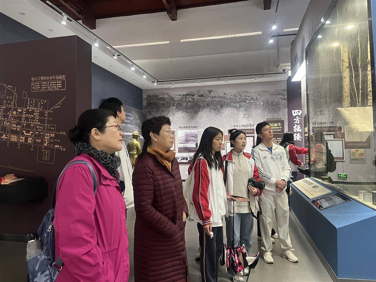 华师一附中学子走进华科校史馆感悟科技自立自强