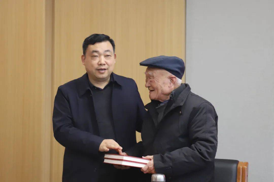 存史资政 团结育人|萧县政协举办文史资料红色专辑出版座谈会暨赠书