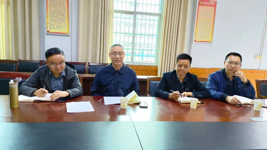 阆中中学副校长吴超,晋城中学党委书记何太彪和参加活动的班子成员就