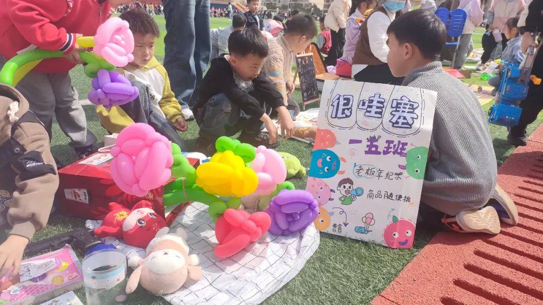 太有趣庐山市一学校操场摇身一变成了一个露天的大商场