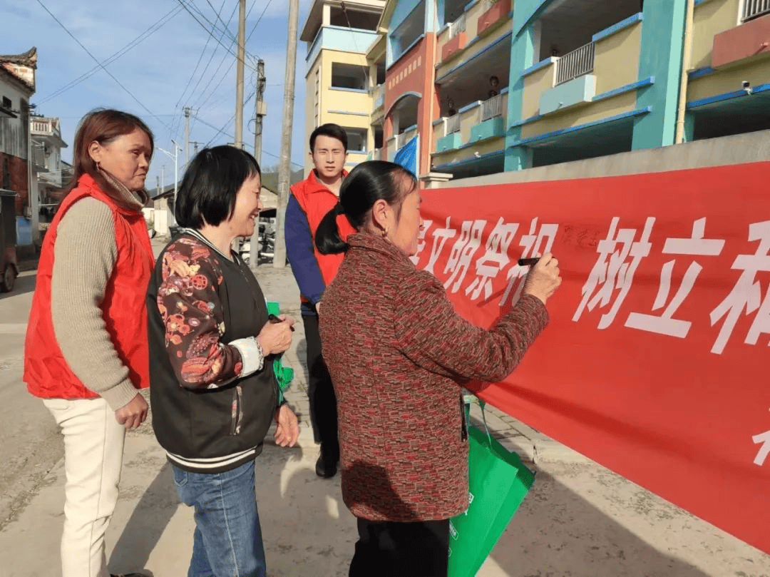 花园乡妇联开展移风易俗文明祭祀绿色签名活动