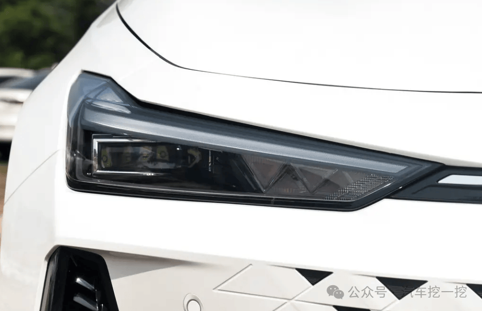 专属无边界元素,有着很高的辨识度,倒梯形格栅采用矩阵冲压技术,散热