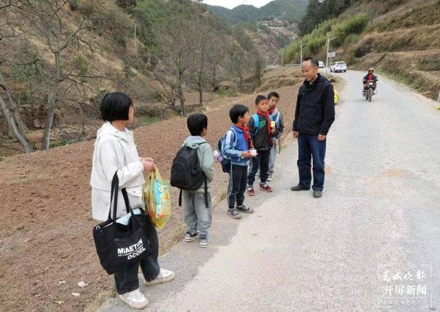 美好生活在云南曲靖会泽爱心餐桌绘就一老一小民生幸福图景