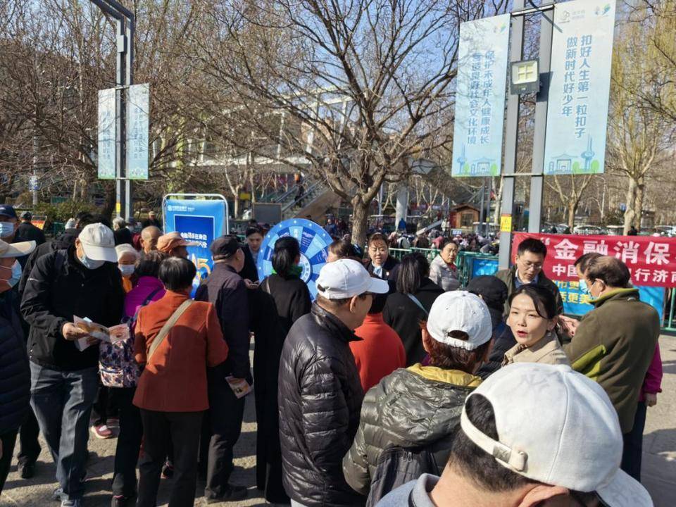 民生银行济南张庄路支行消保宣传进公园