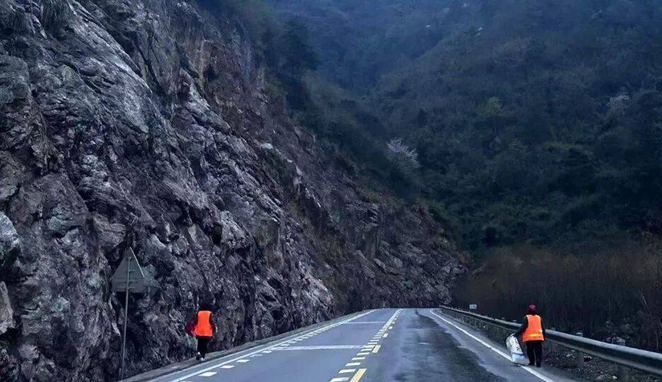 湘西公路3月28日凌晨,受突降暴雨和大风影响,祁阳市g356线叶家井路段