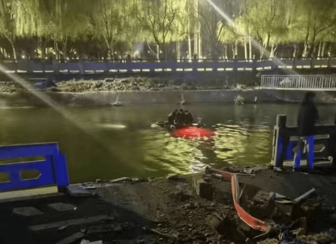 痛心轿车酒驾坠河19岁小伙连救多人后溺亡