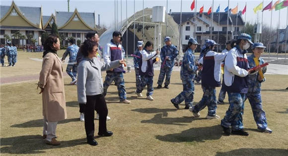 浦东吴迅中学爱我国防百炼成钢全力以赴争创辉煌高一年级东方绿舟国防