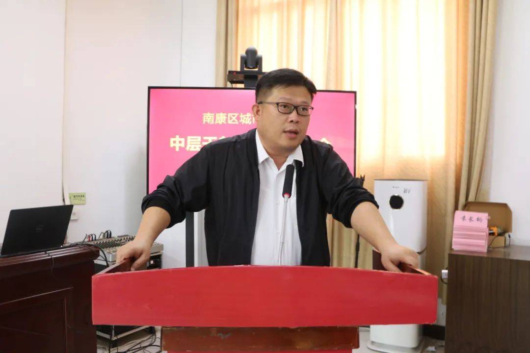 会上,局党组书记,局长曾祥俊同志肯定了青年干部干事