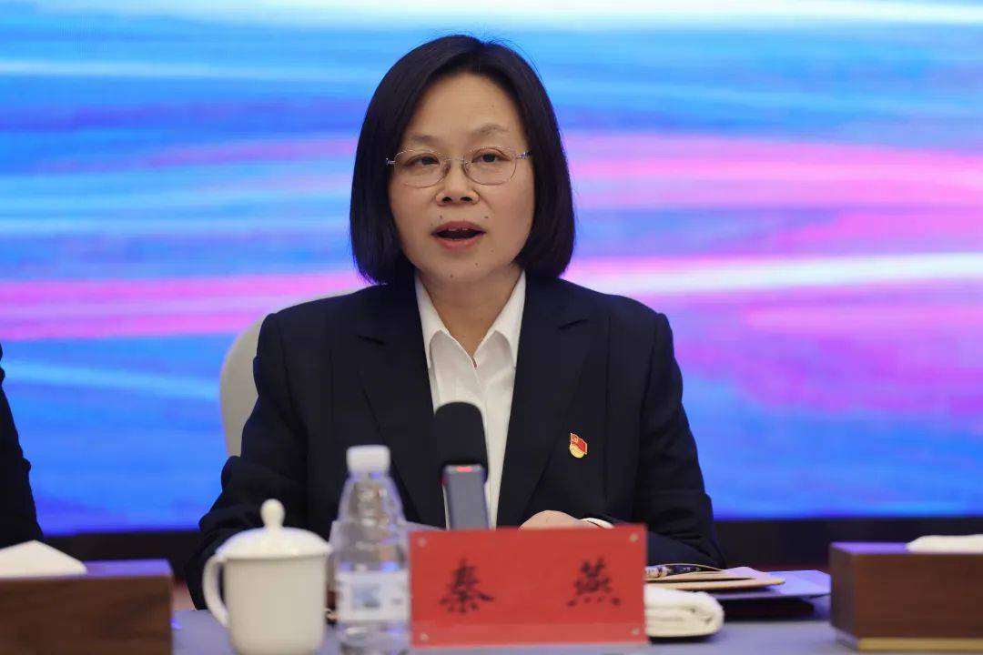 集团副总经理杨晓林宣读表彰决定,党委副书记秦燕,纪委书记沈正义