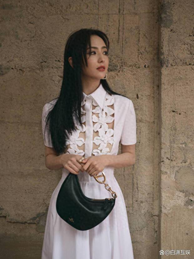 佟丽娅身穿白色镂空初恋裙搭配大耳饰张扬迷人