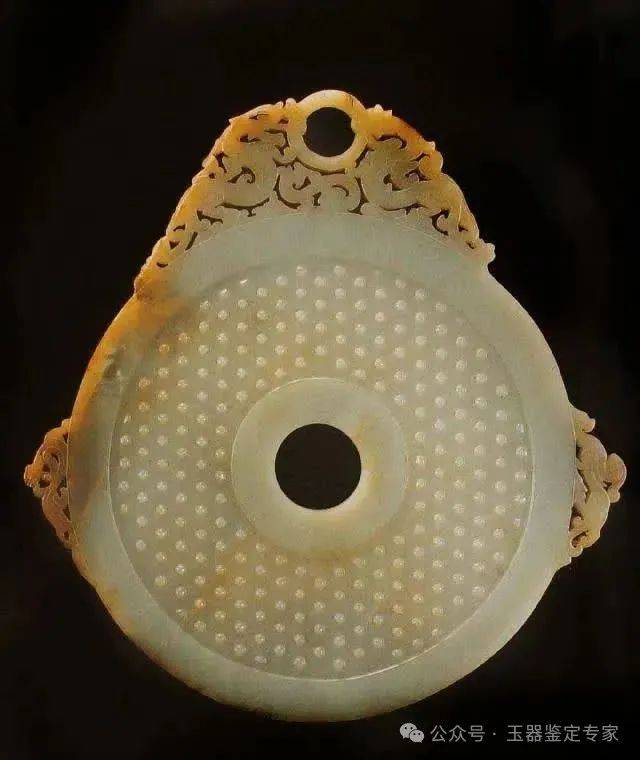 蒙古国古匈奴墓葬中出土的精美玉璧