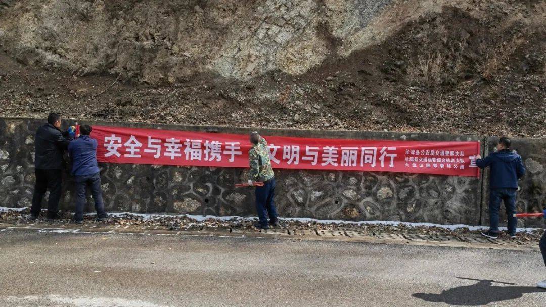 观光道路打扫环境卫生春暖复苏之时,景区开园在即,为迎接春游季到来