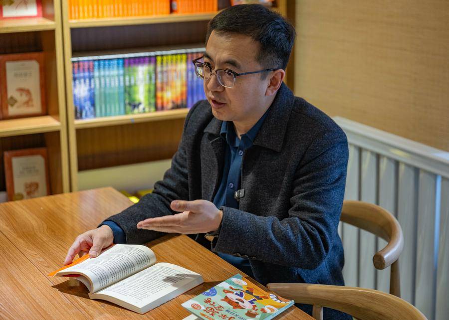 曾智勇十年坚守让读书成为连接孩子们的纽带