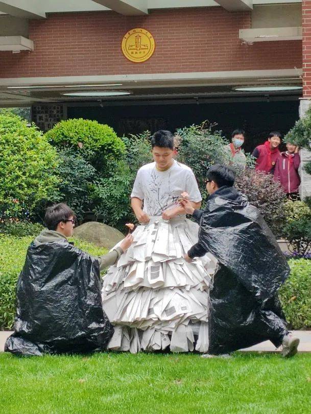 华政附中的环保时装秀上演百变大咖秀_书法_校园_废纸