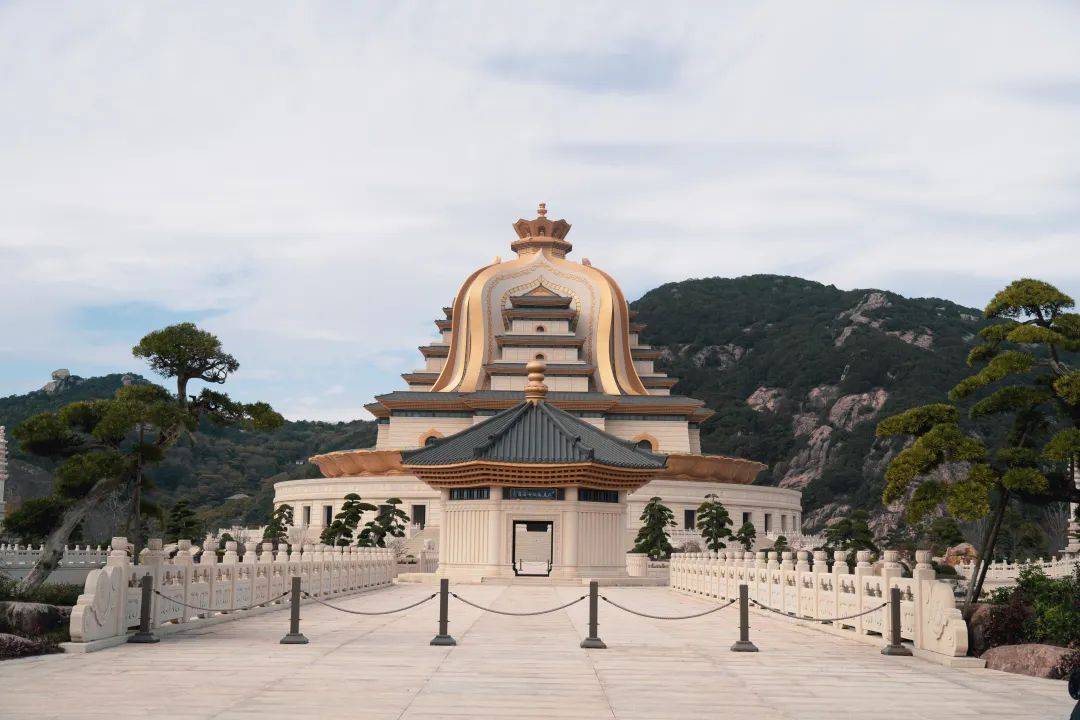 观音圣坛为主的建筑群在晴天的时候金碧辉煌的建筑与蓝天白云相互呼应