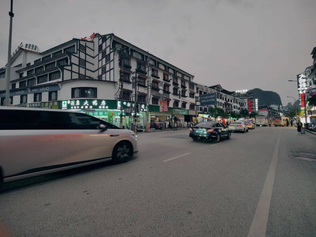 代表建议马上办阳朔县城市管理监督局迅速响应意见建议连夜修复抗战路