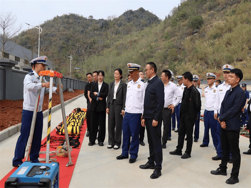 活动现场,刘晓东县长致辞并讲话,陈燃政委代表支队作了讲话并宣布队伍