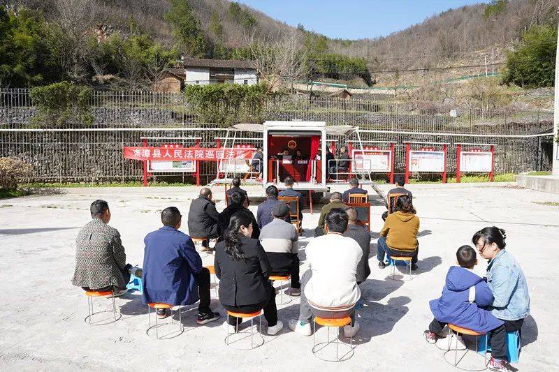 3月28日上午,南漳法院长坪法庭驱车前往南漳县长坪镇陡山村,对一起因