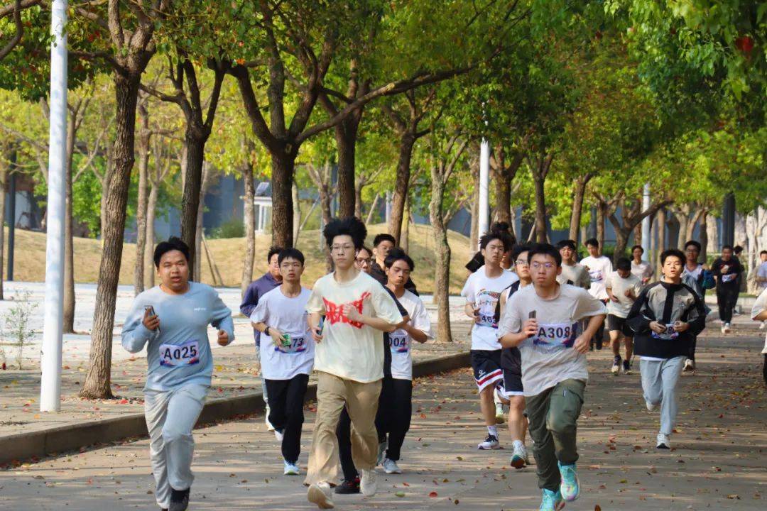 见证了良好的校园体育风气在福州理工春日深深扎根