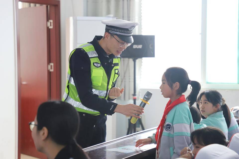 交通安全我先行惠民交巡警到桃源小学开展交通安全进校园活动