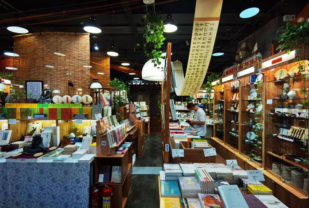 近几年,图书市场零售数据报告中的下降曲线令从业者感到不安,实体书店