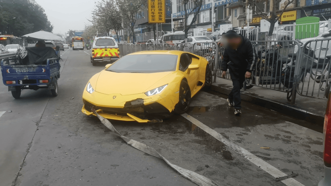 佛山街头小伙开黄色超跑s型走位撞毁车头警察一查竟发现猫腻