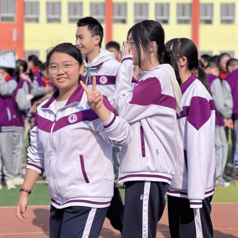 驰骋赛场青春飞扬我校初二年级团建活动