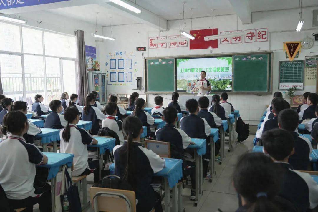 近日,我州在蒙自市第二中学开展了《红河哈尼族彝族自治州文明行为