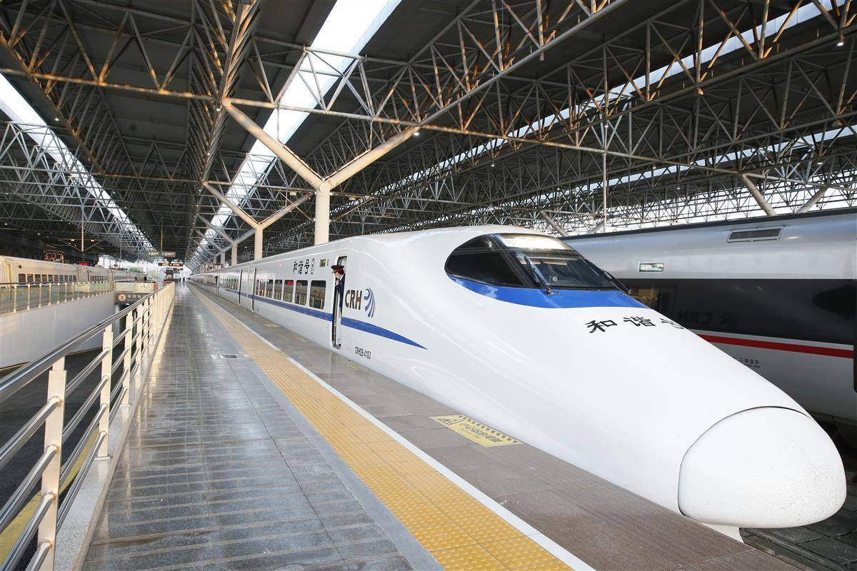 3月29日6时43分,随着d3008次研学列车准时驶出宜昌东站,760名师生开启