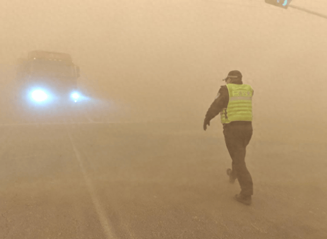 内蒙古沙尘暴来袭黄沙漫天宛如末日真与蒙古国过度放牧有关