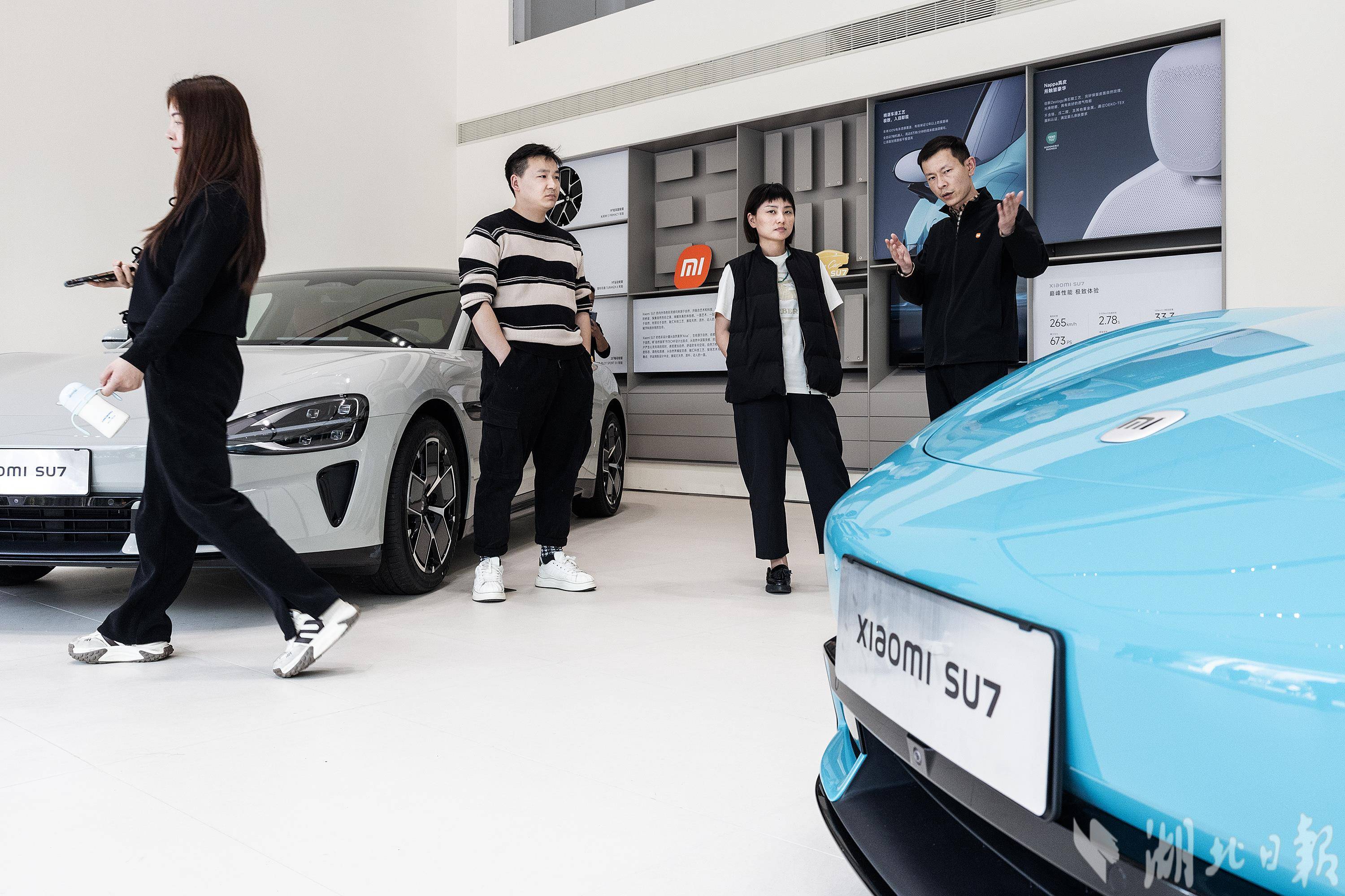 小米汽车正式上市售价2159万起武汉市民排队看车