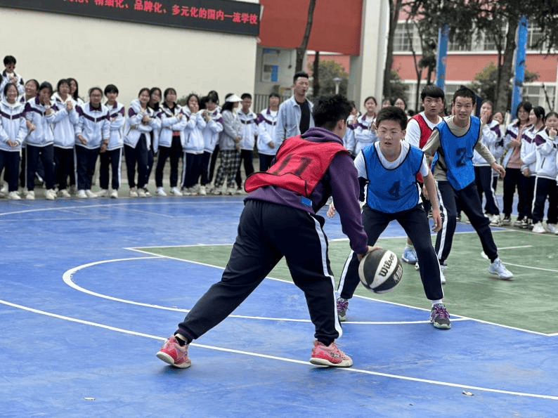 驰骋赛场青春飞扬我校初二年级团建活动