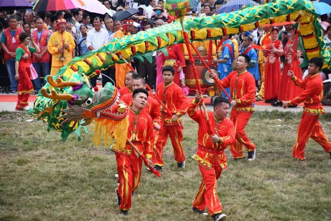 长龙舞动.本报记者杨玲玲 摄节目《变脸》.