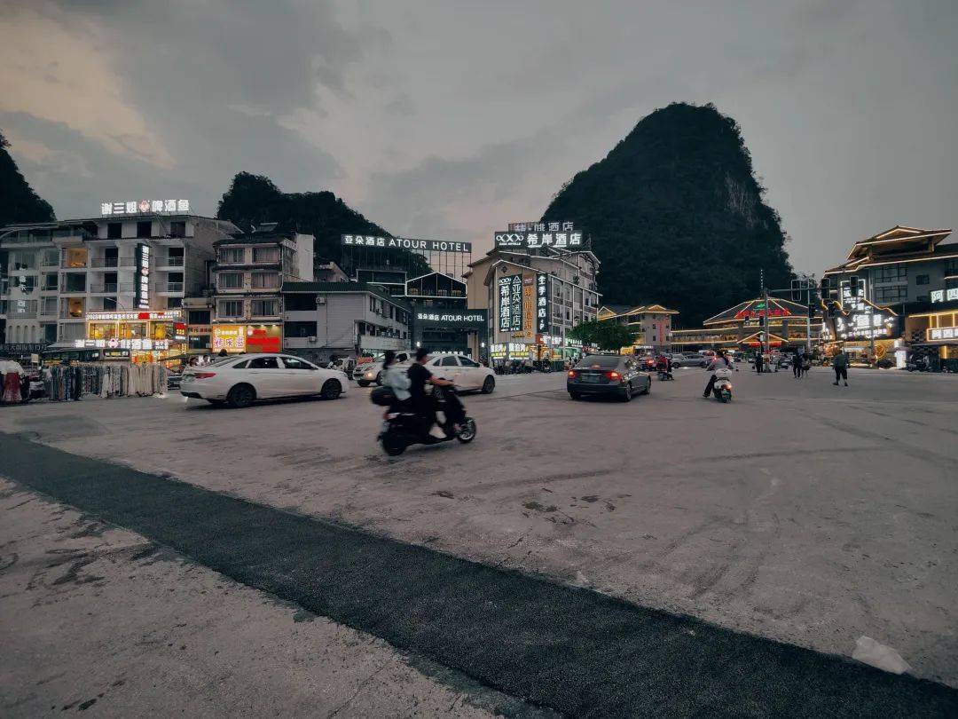 代表建议马上办阳朔县城市管理监督局迅速响应意见建议连夜修复抗战路