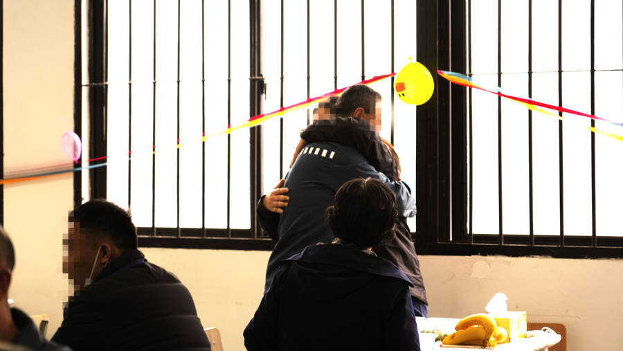 坐飞机乘高铁60多名罪犯的家人从全国各地来到青浦监狱就为了吃这顿饭