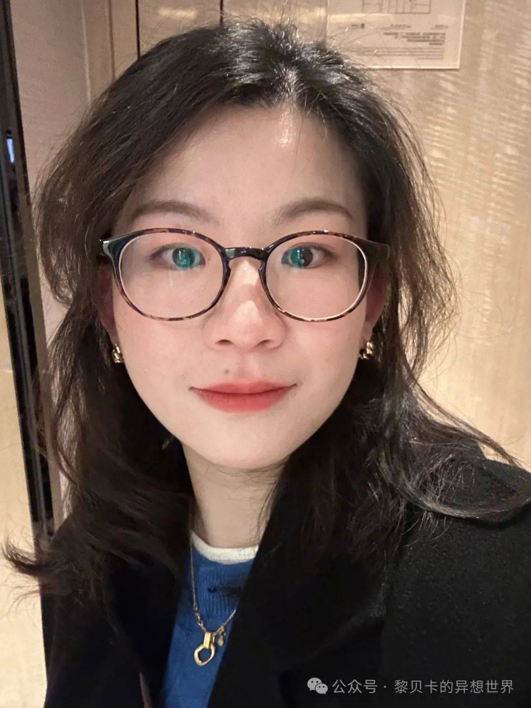 看完joy的三副眼镜后准备再去入一款金丝边框的发型也要支棱起来