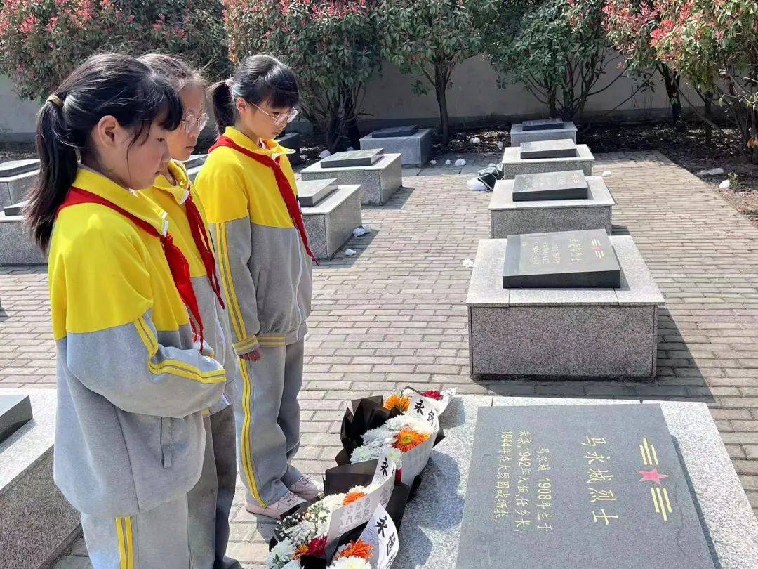 高楼中心学校开展"阳春三月学雷锋,敬老爱老见行动"志愿服务活动冯庙