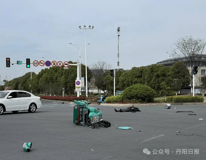 丹阳中北学院附近十字路口发生一起车祸