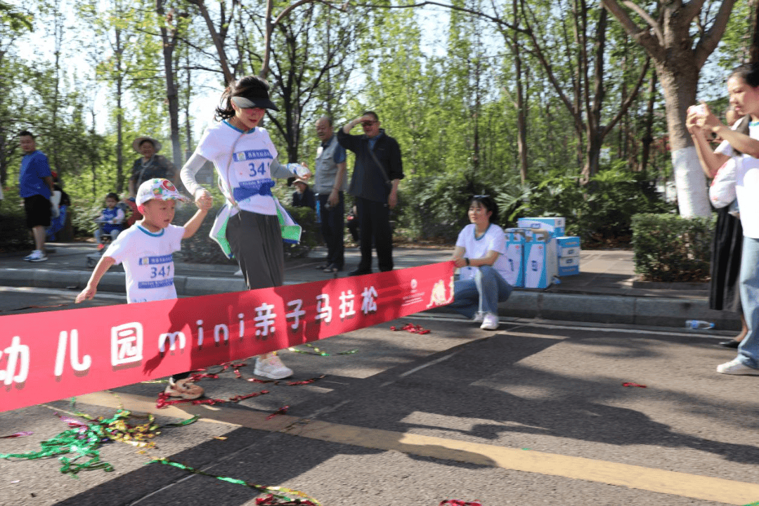 西昌市消防救援大队联合起点幼儿园举办mini亲子马拉松比赛
