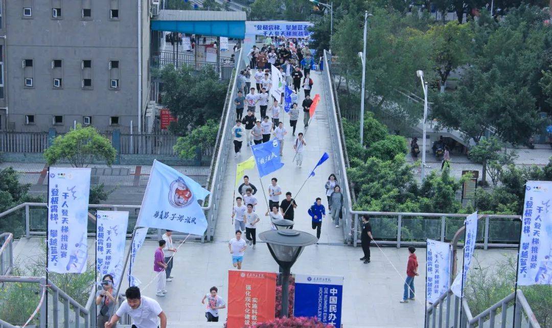 旗帜迎风飘扬,带着同学们的信念驰骋在校园里,传递着竞技精神与风采.