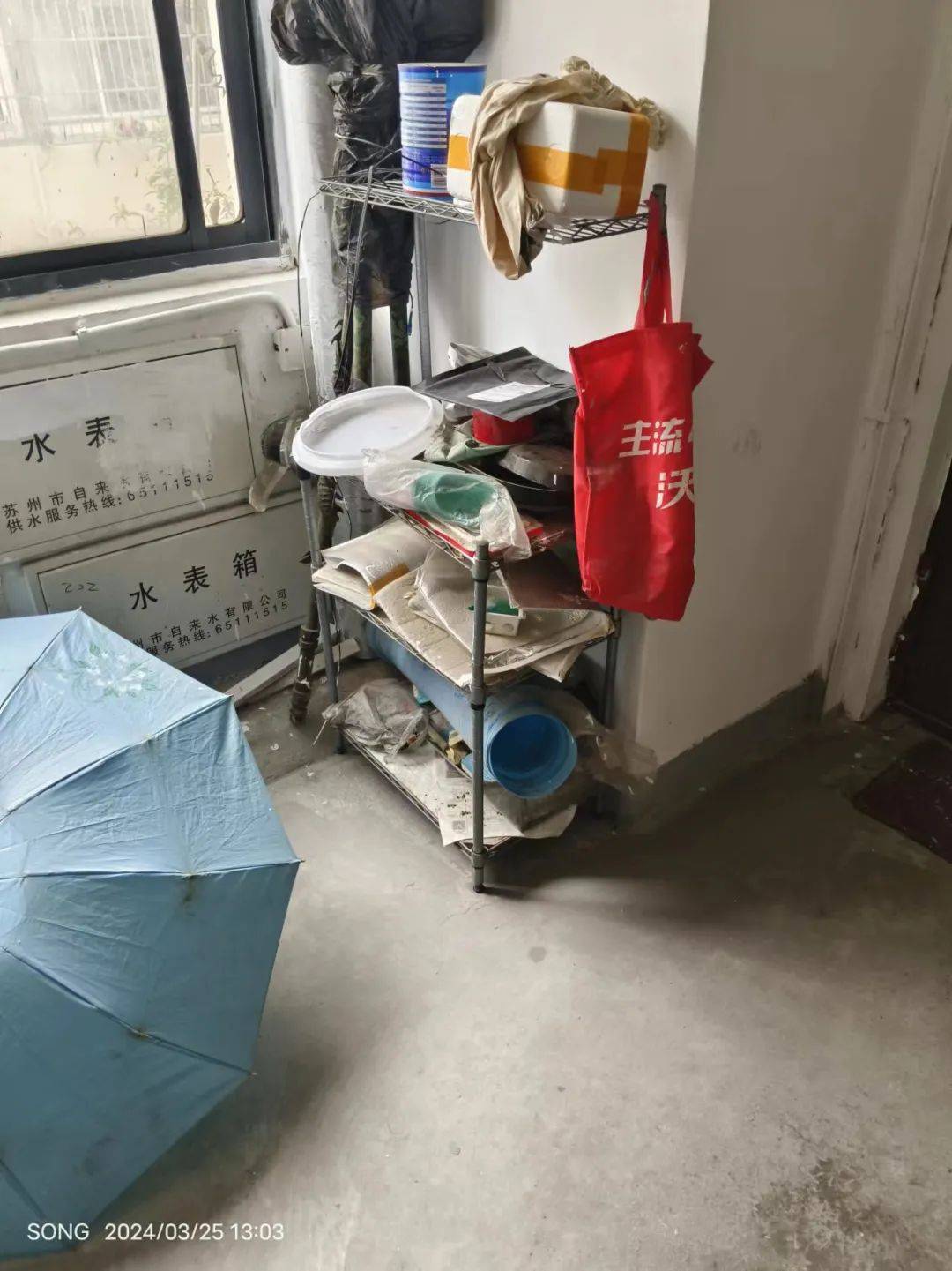 官渎社区旁机动车路面违章停车1处官渎社区居委会,苏安新村(200-219幢